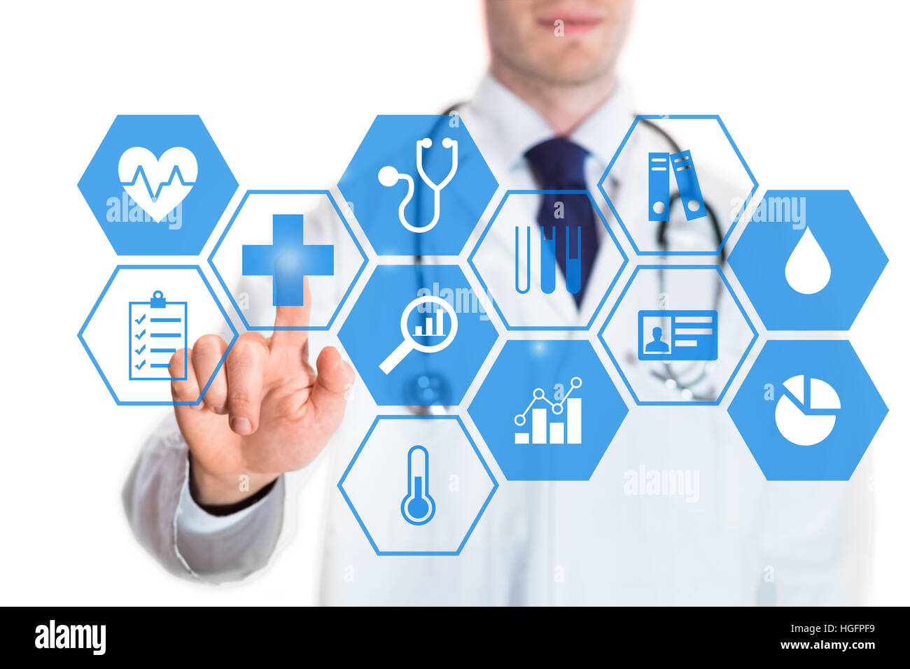Persönliche Gesundheit Daten Konzept auf einem virtuellen Bildschirm mit Symbolen über Herzfrequenz, Blutdruck, Körpertemperatur und Statistiken und einem Arzt Stockfoto