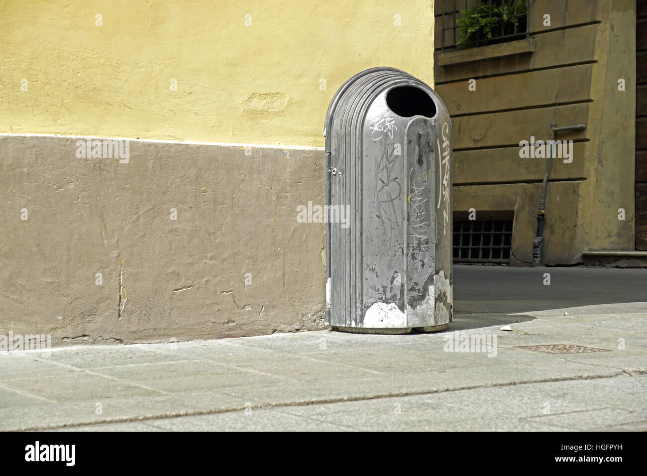 Mülleimer Abfalleimer Mülleimer Abfalleimer außerhalb gegen Ziegelwand mit Textfreiraum Stockfoto