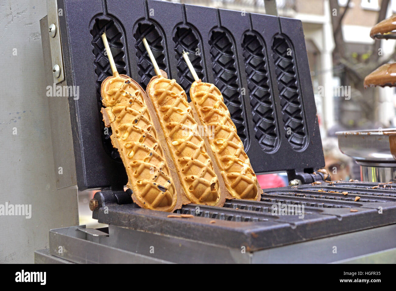 Waffeln und Würstchen an Suppen Stockfoto