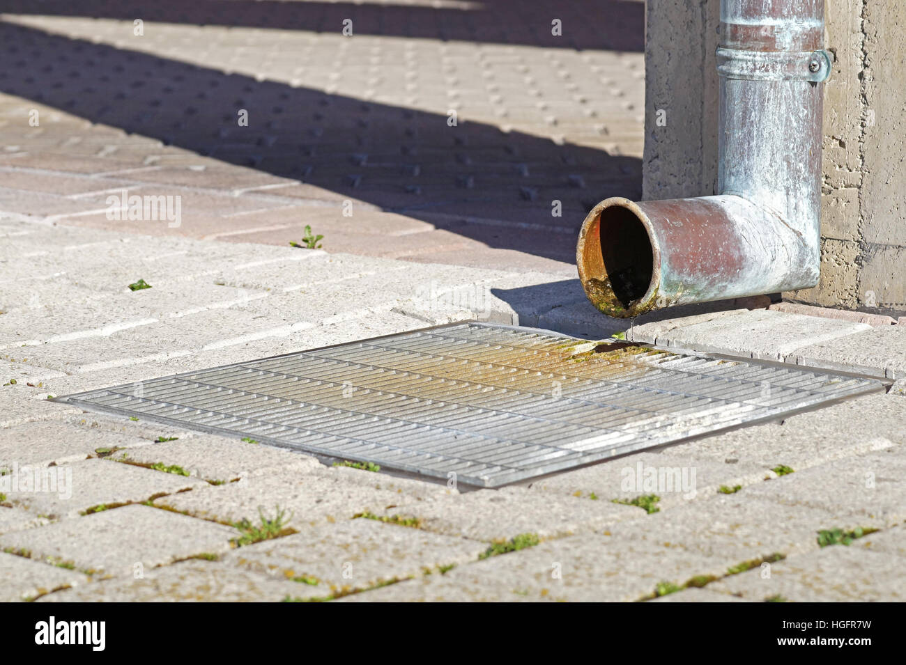 Regenrinne Ablassen von Wasser vom Dach. Stockfoto