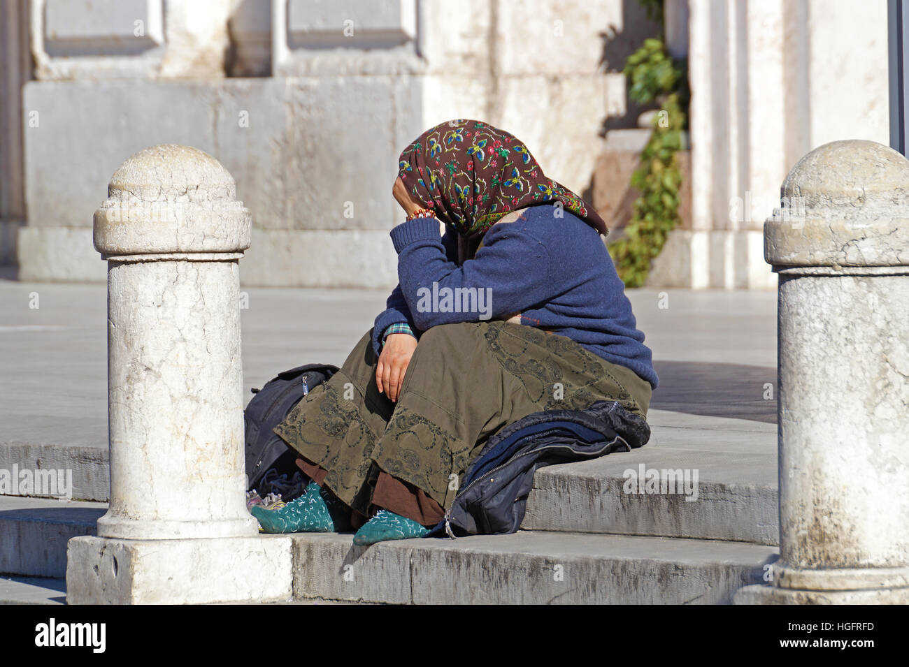 Rom, Italien - 24. März 2016: Obdachlose, wie abgebildet, können fast an jeder Ecke an jeder Straßenecke in der Mitte von allen großen Städten gesehen werden Stockfoto