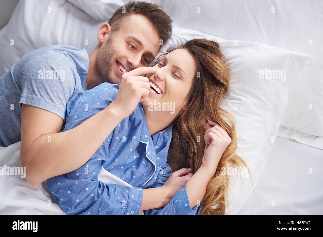 Mann ist Hänseleien ihrer Freundin im Bett Stockfoto