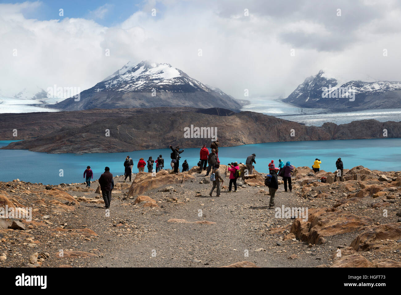 Touristen, die Anzeigen von Upsala Gletscher am Lago Argentino, El Calafate, Parque Nacional Los Glaciares, Patagonien, Argentinien Stockfoto