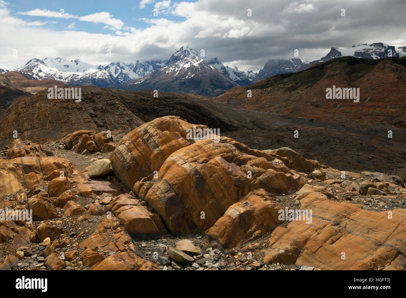 Roten Felsen und Anden, Estancia Cristina, Lago Argentino, El Calafate, Parque Nacional Los Glaciares, Patagonien, Argentinien, Südamerika Stockfoto