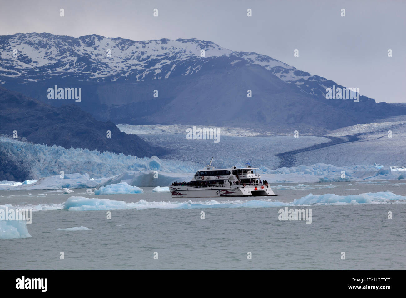 Sightseeing Boot am Upsala Gletscher am Lago Argentino, El Calafate, Parque Nacional Los Glaciares, Patagonien, Argentinien, Südamerika Stockfoto
