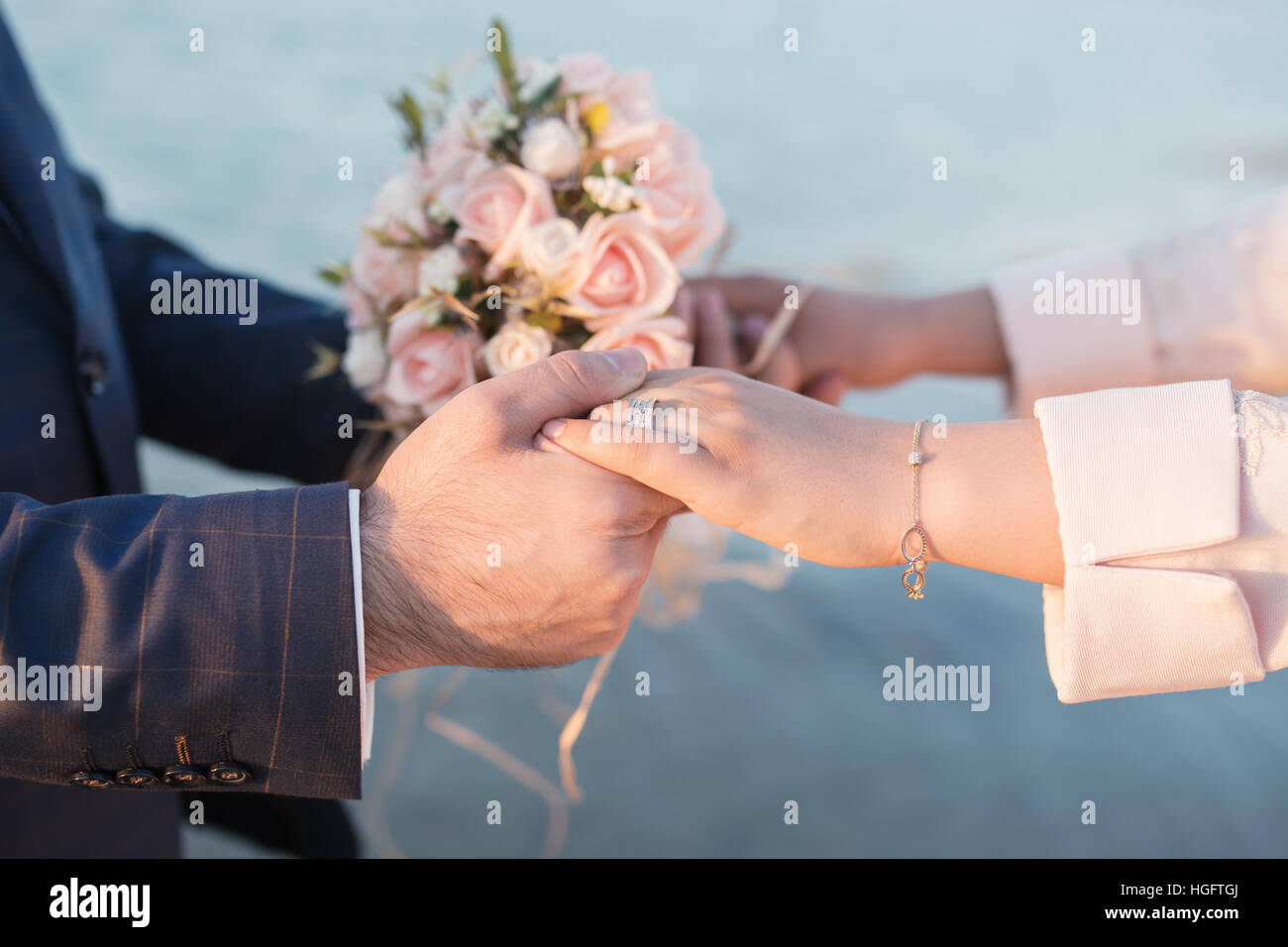 romantische Hochzeit Bouquet mit Braut und Bräutigam die Hände Stockfoto