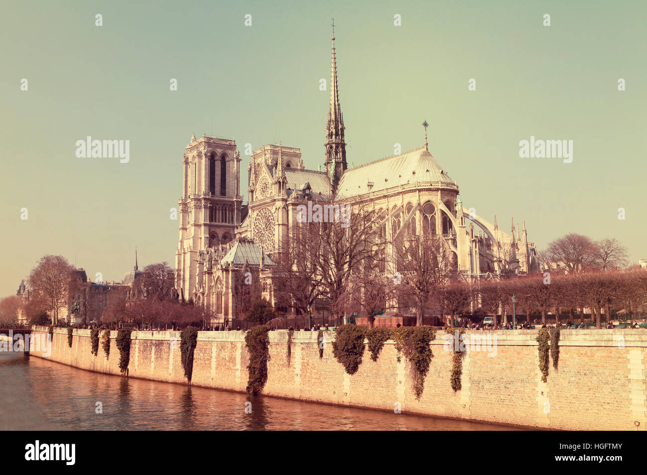 Kathedrale Notre-Dame in der Mitte von Paris, an einem sonnigen Tag Stockfoto