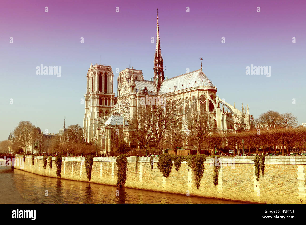 Kathedrale Notre-Dame in der Mitte von Paris, an einem sonnigen Tag Stockfoto