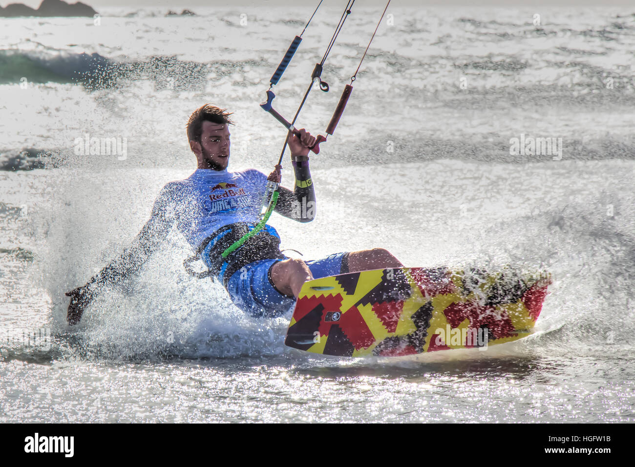 Kitesurfen in der Red Bull King of Air Contest in Big Bay in Blouberg Beach, Kapstadt, Südafrika Stockfoto