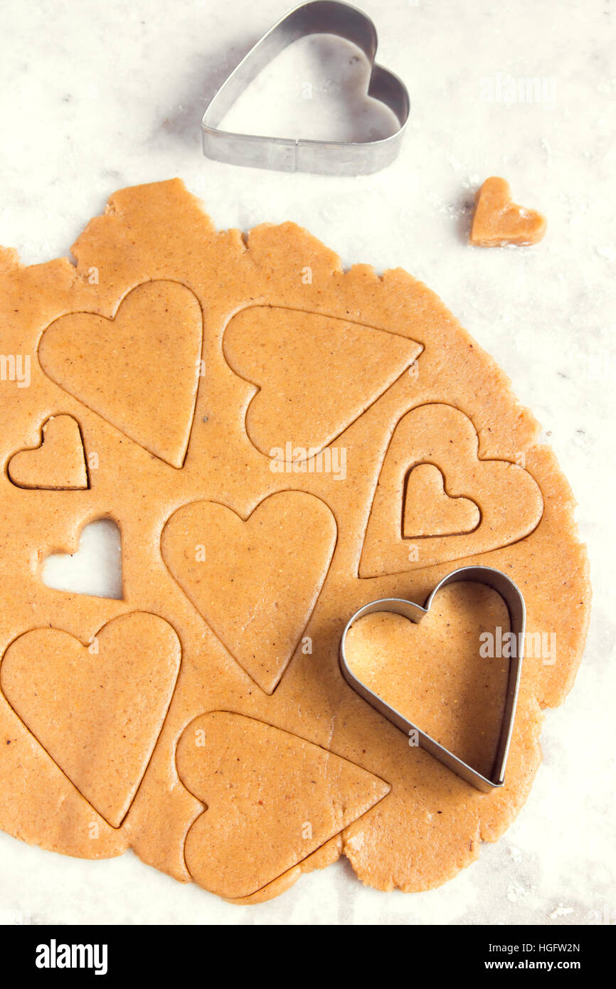 Hausgemachte Cookies von Ingwer Rohteig - in Herzform machen festliche hausgemachte Kekse Gebäck für den Valentinstag Stockfoto