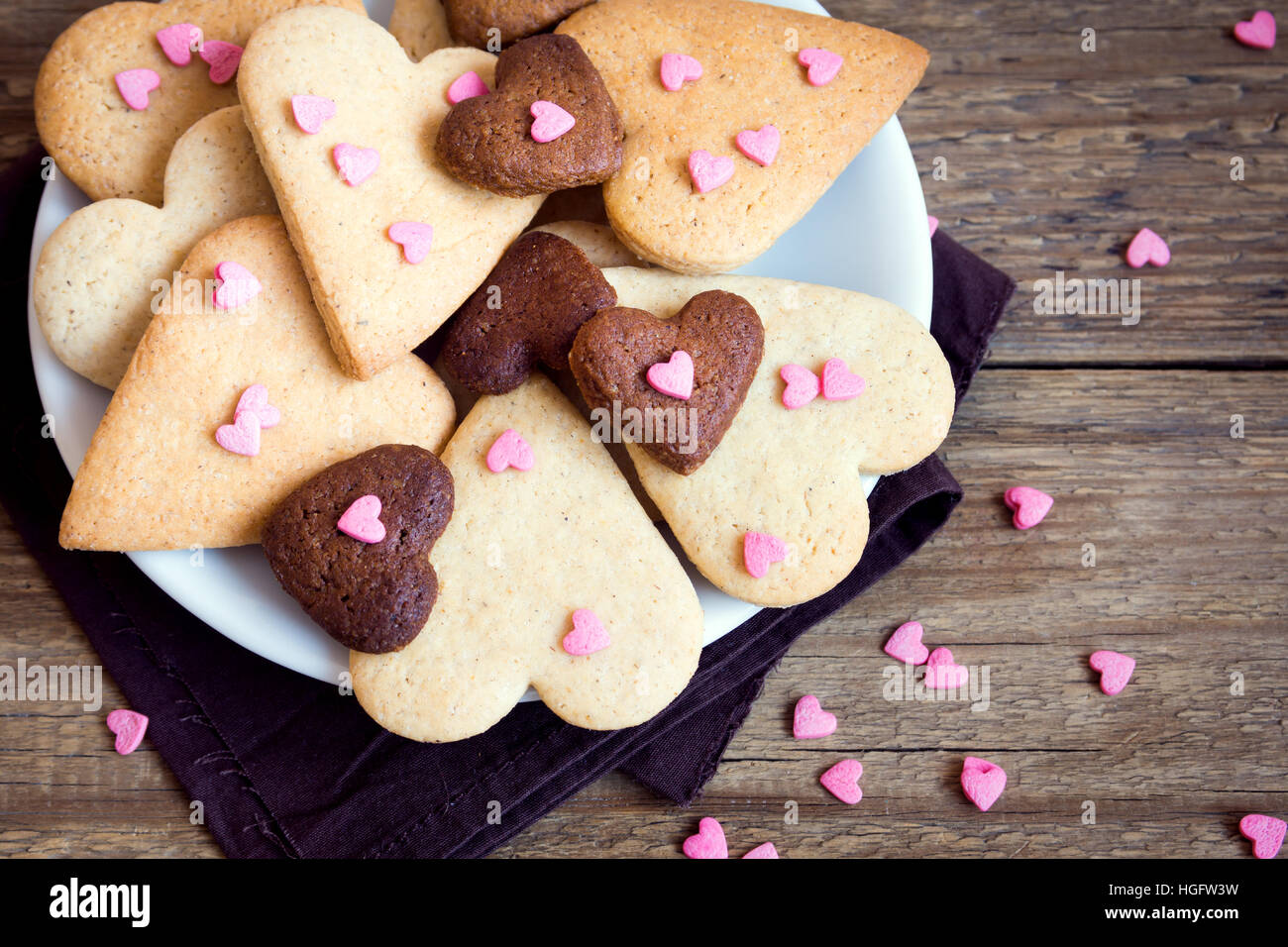 Herzförmige Cookies auf einem hölzernen Hintergrund für den Valentinstag - selbstgemachter festliche Kuchen Buiscuits Cookies, Valentinstag Liebe Konzept Stockfoto
