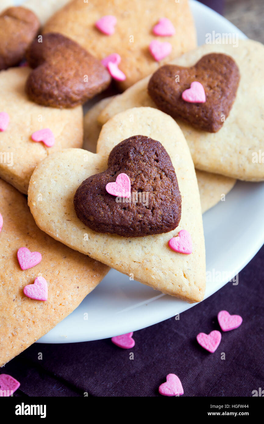 Herzförmige Cookies schließen für Valentinstag - selbstgemachter festliche Kuchen Buiscuits Cookies, Valentinstag Liebe Konzept Stockfoto