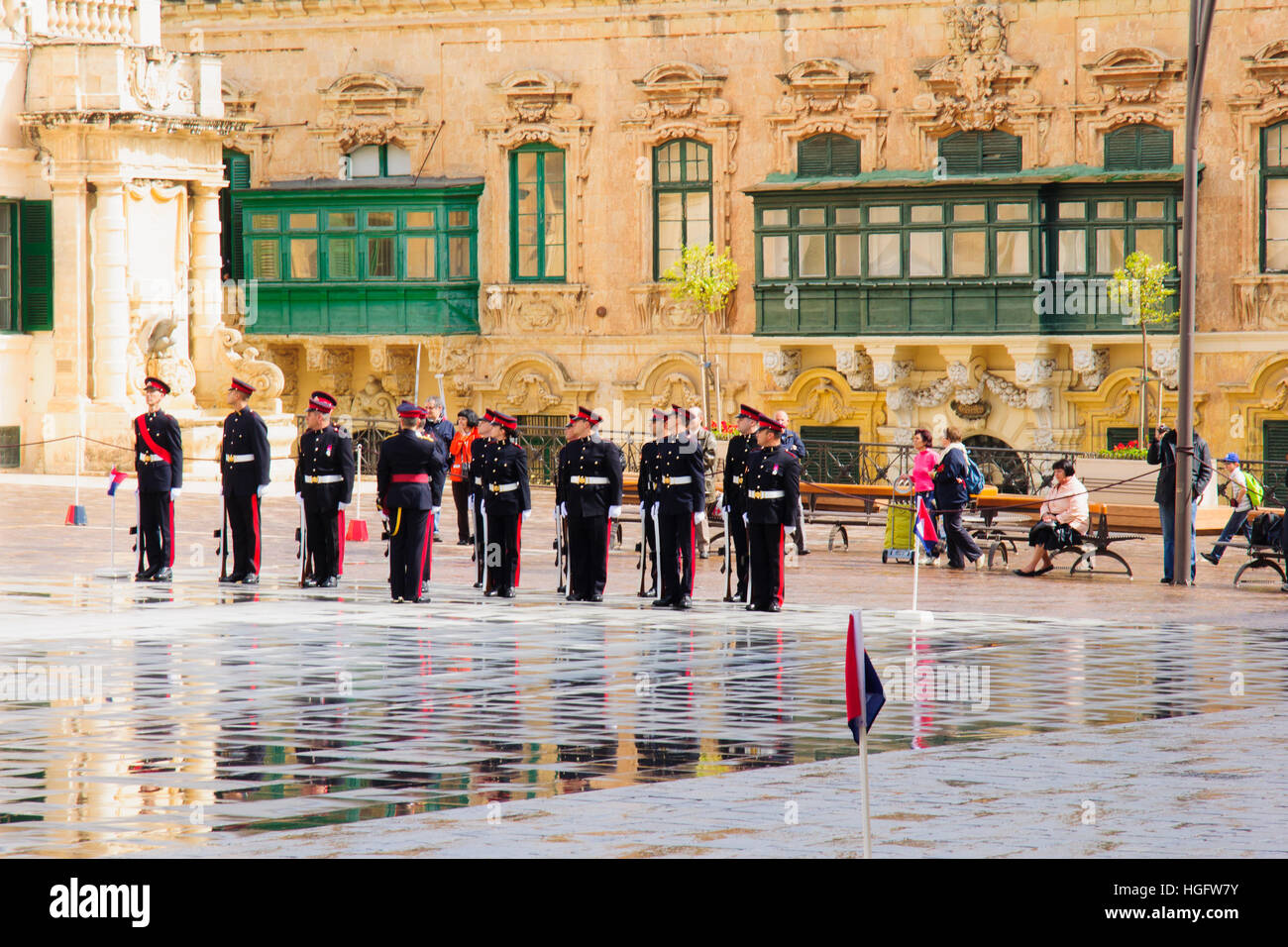 VALLETTA, MALTA - 13. April 2012: Ändern der feierlichen wachen auf dem Vorplatz des Präsidentenpalastes in St. Georges Square, Valletta, Malta Stockfoto