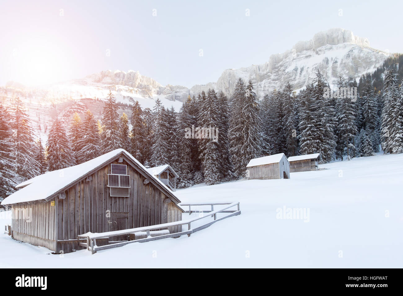 Holzhaus in schneebedeckten Berge Stockfoto