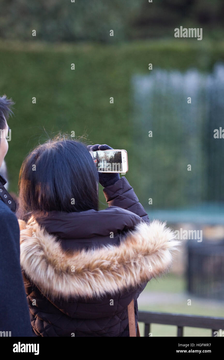 Touristen mit einem Iphone zu einer Wasser-Brunnen-Display fotografieren. Stockfoto