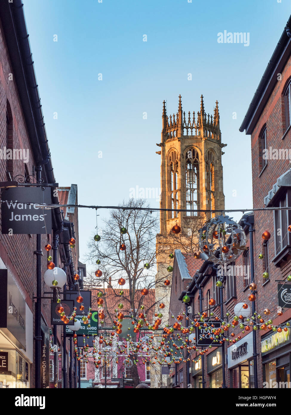 Weihnachts-Dekorationen auf Coppergate und alle Heiligen Pflaster Kirche Turm City of York Yorkshire England Stockfoto