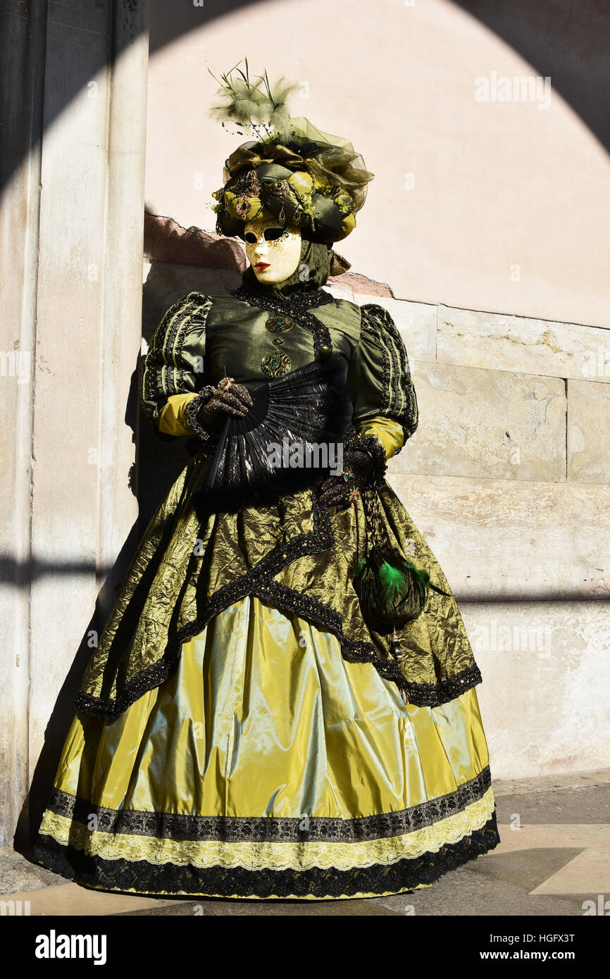 Träger in Venedig Karneval Kostüm Stockfotografie - Alamy