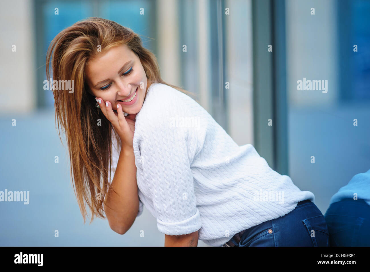 schöne junge Frau in der Nähe der Glas-Bürogebäude Stockfoto