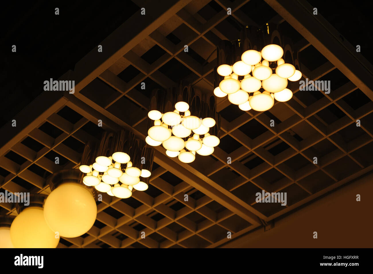 Designer-Lampen an der Wand mit weichem Licht Stockfoto