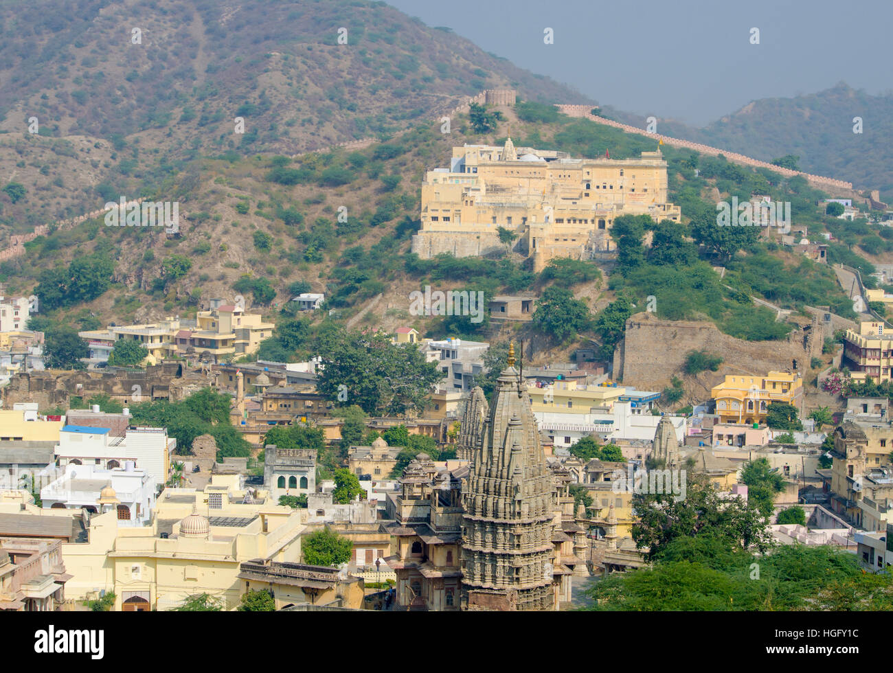 Der Nähe von der Stadt Jaipur in der Nähe von Ambers Fort Indien, Umgebungen, die Stadt Jaipur, Bernstein, Zuhause, Berge, Bäume, Autos, pe Stockfoto