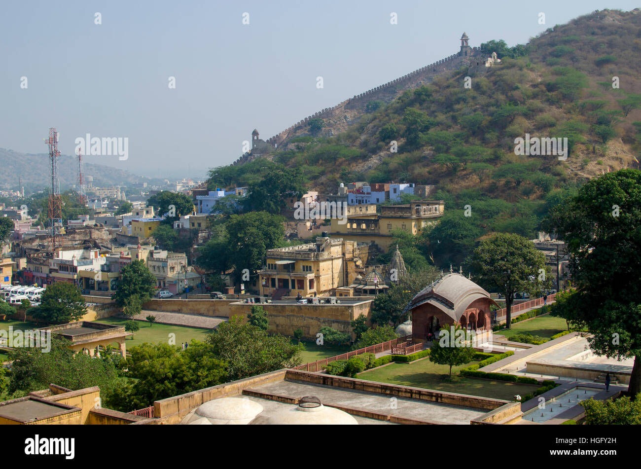 Der Nähe von der Stadt Jaipur in der Nähe von Ambers Fort Indien, Umgebung, Stadt, Jaipur, Bernstein, zu Hause, Berge, Bäume, Autos Stockfoto