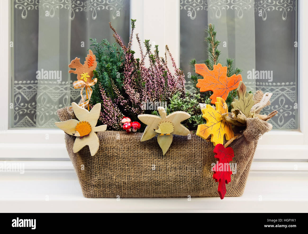 Traditionelle europäische Herbst Dekoration am Fenster, Deutschland Stockfoto