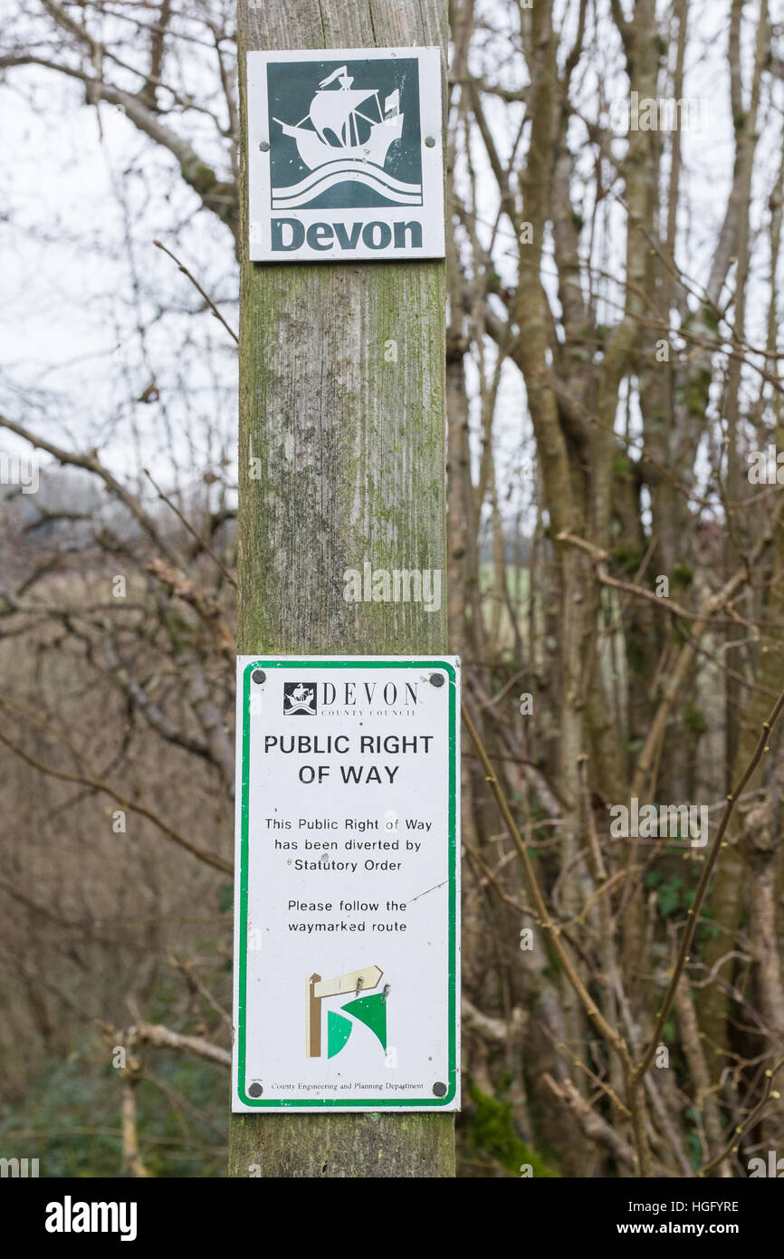 Signieren Sie, markieren von öffentlichen Weg in Aveton Gifford, South Hams, Devon Stockfoto