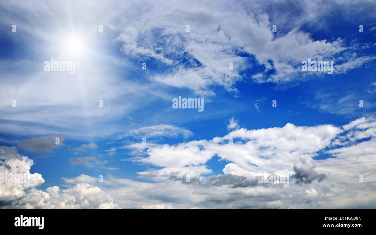 Sonne am schönen blauen Himmel Stockfoto