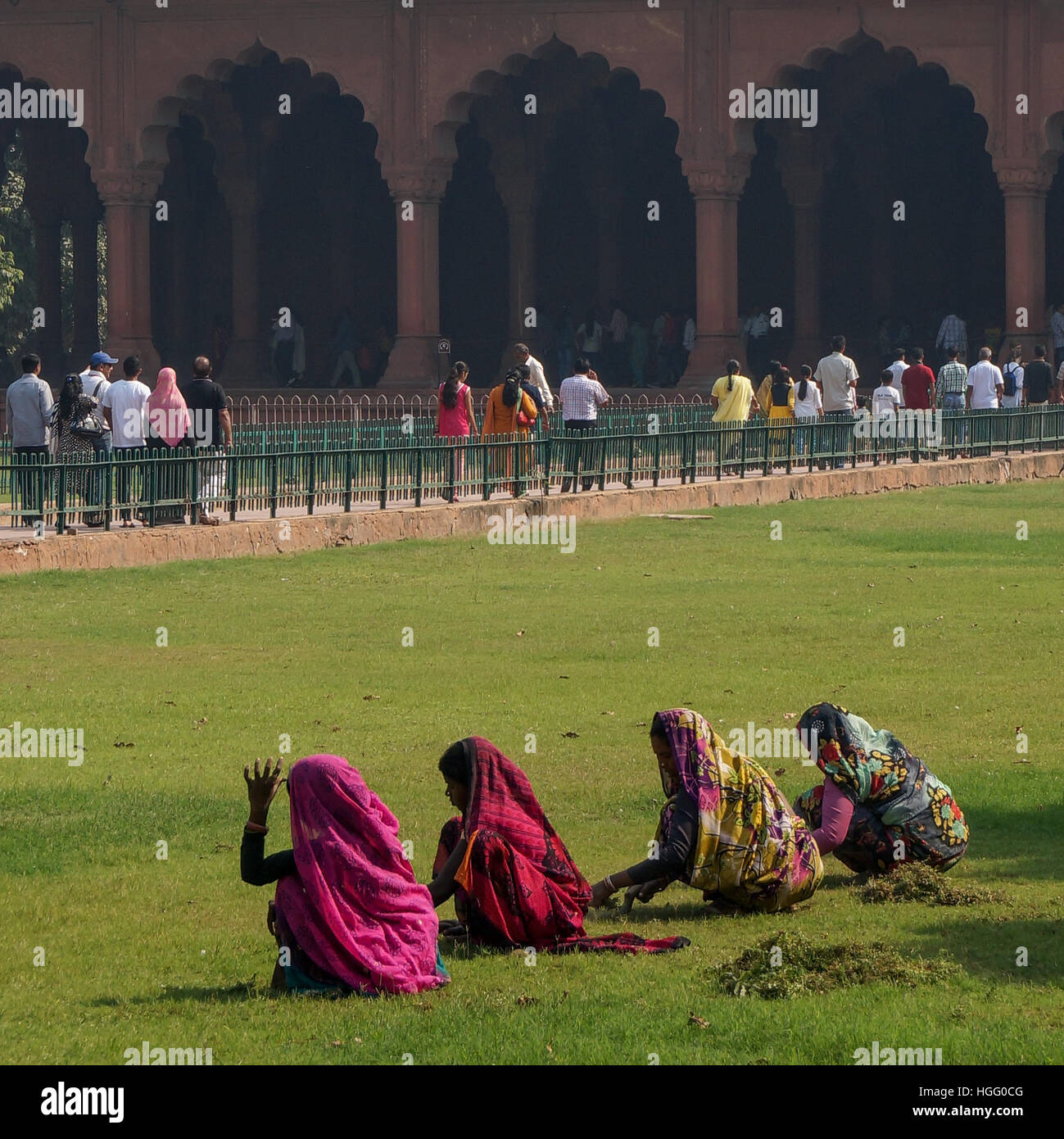 Sari bekleideten Damen Jäten das Rote Fort, Delhi, Indien Stockfoto