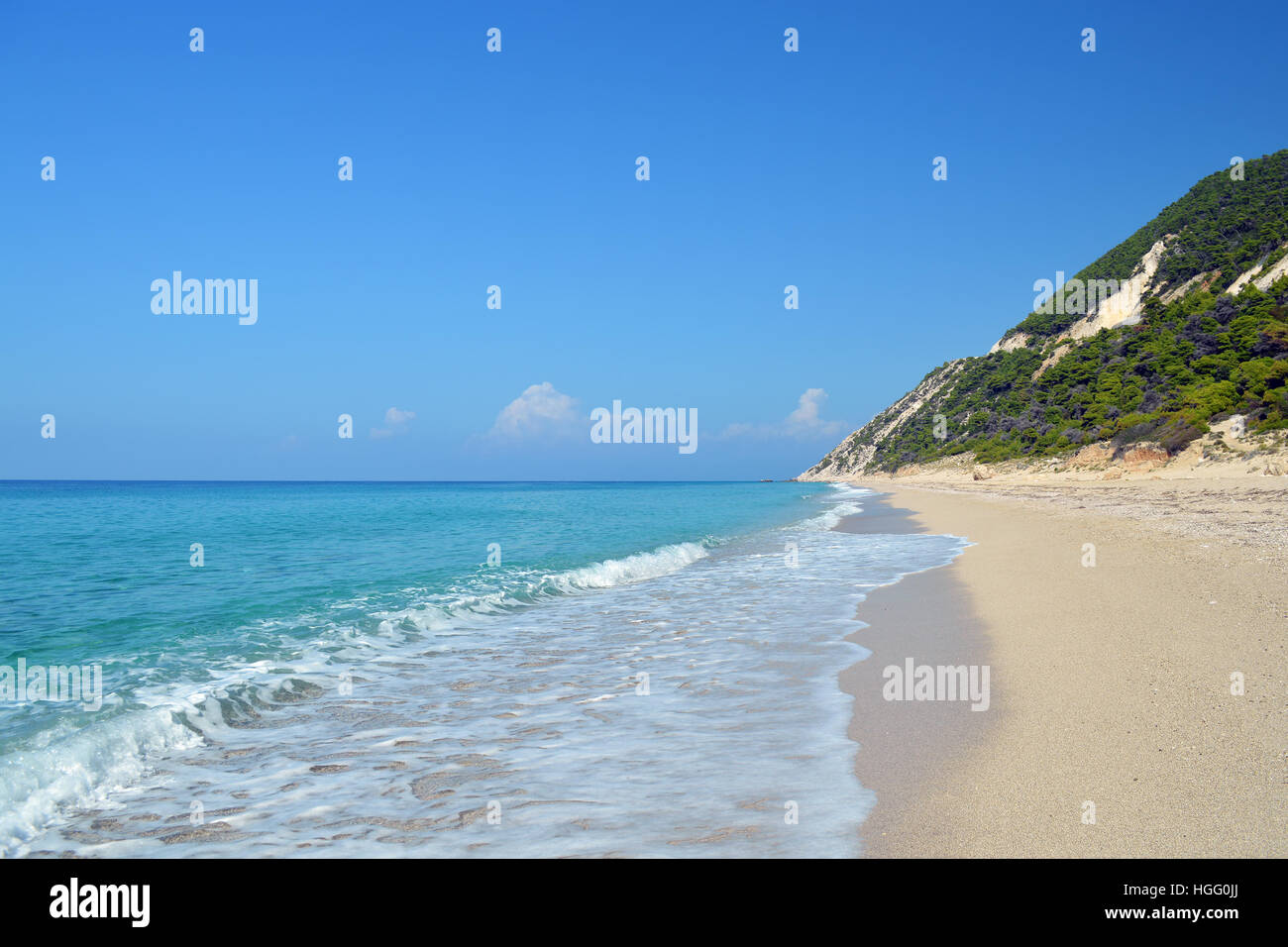 Einsamen Sandstrand in ruhiger sonniger Tag mit ruhigen türkisfarbenen Meer Stockfoto