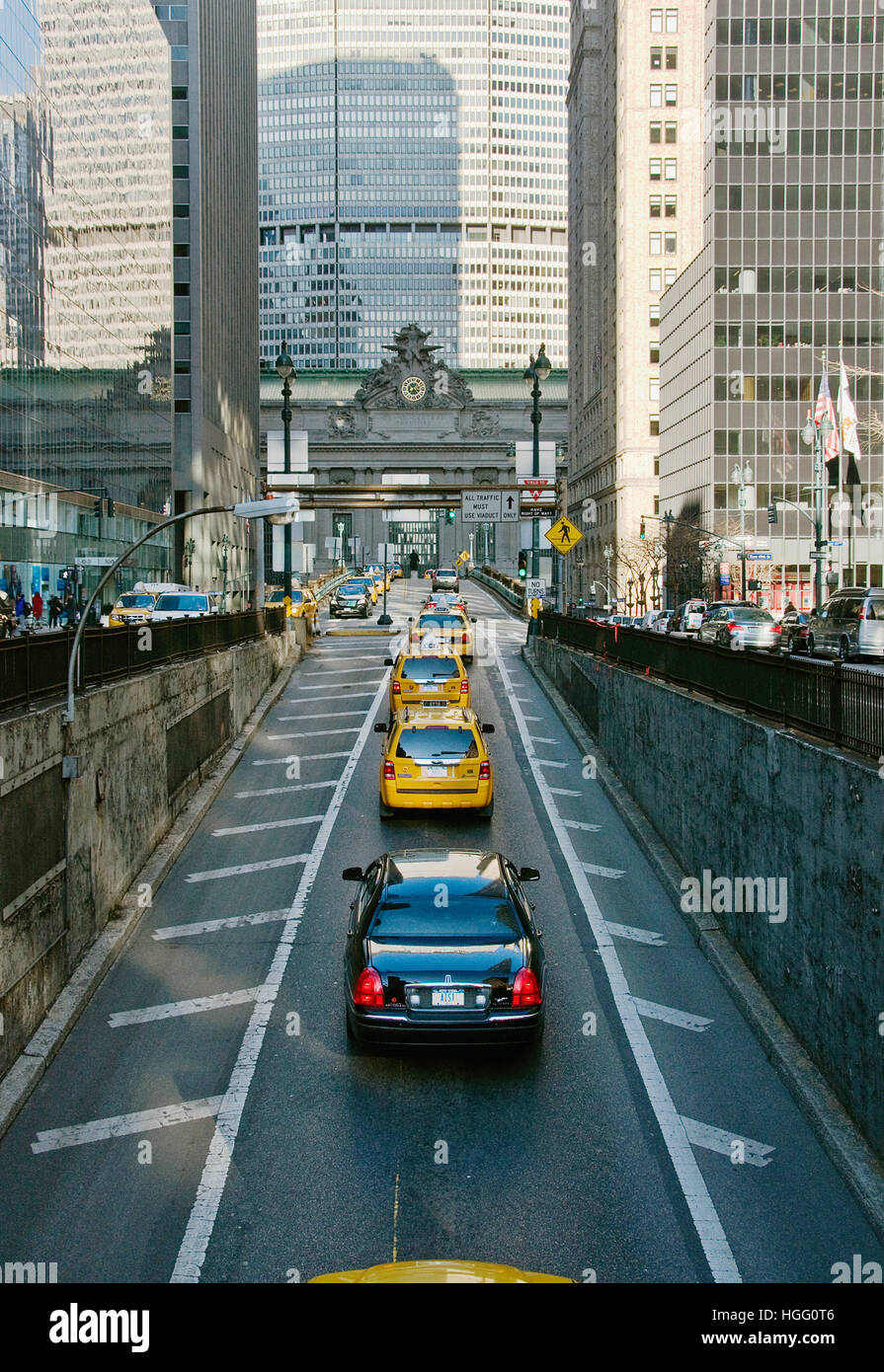 Nachschlagen von Park Avenue South in New York City zur Grand Central Station. Stockfoto