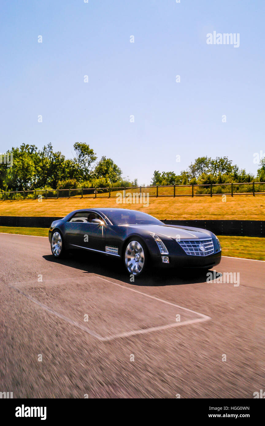 Konzeptfahrzeug Cadillac sechzehn auf Rennstrecke Goodwood Stockfoto