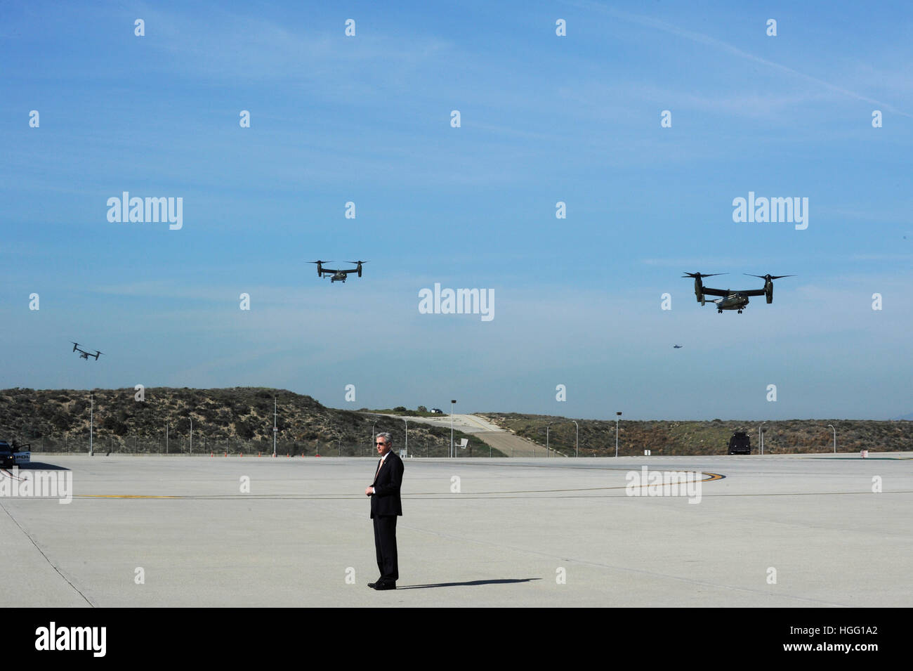 Ein Secret Service Agenten beobachtet Menschen vor Ort, wie Marine One, Blackhawk und Osprys am LAX Flughafen am 12. Februar 2016 in Los Angeles, Kalifornien Ankunft. Stockfoto