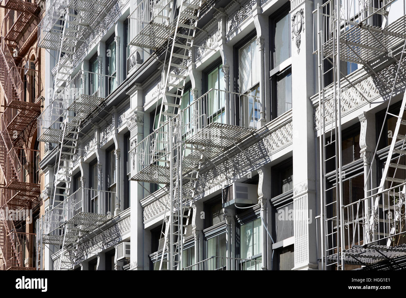 New York-Gebäude mit Feuerleiter Treppen, sonniger Tag in Soho Stockfoto