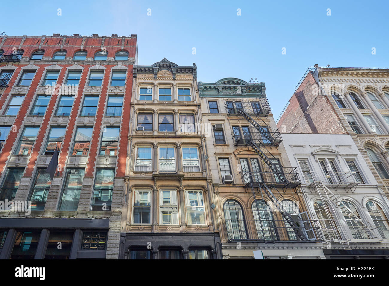 Gebäudefassaden mit Feuerleiter Treppen, sonniger Tag in New York Stockfoto
