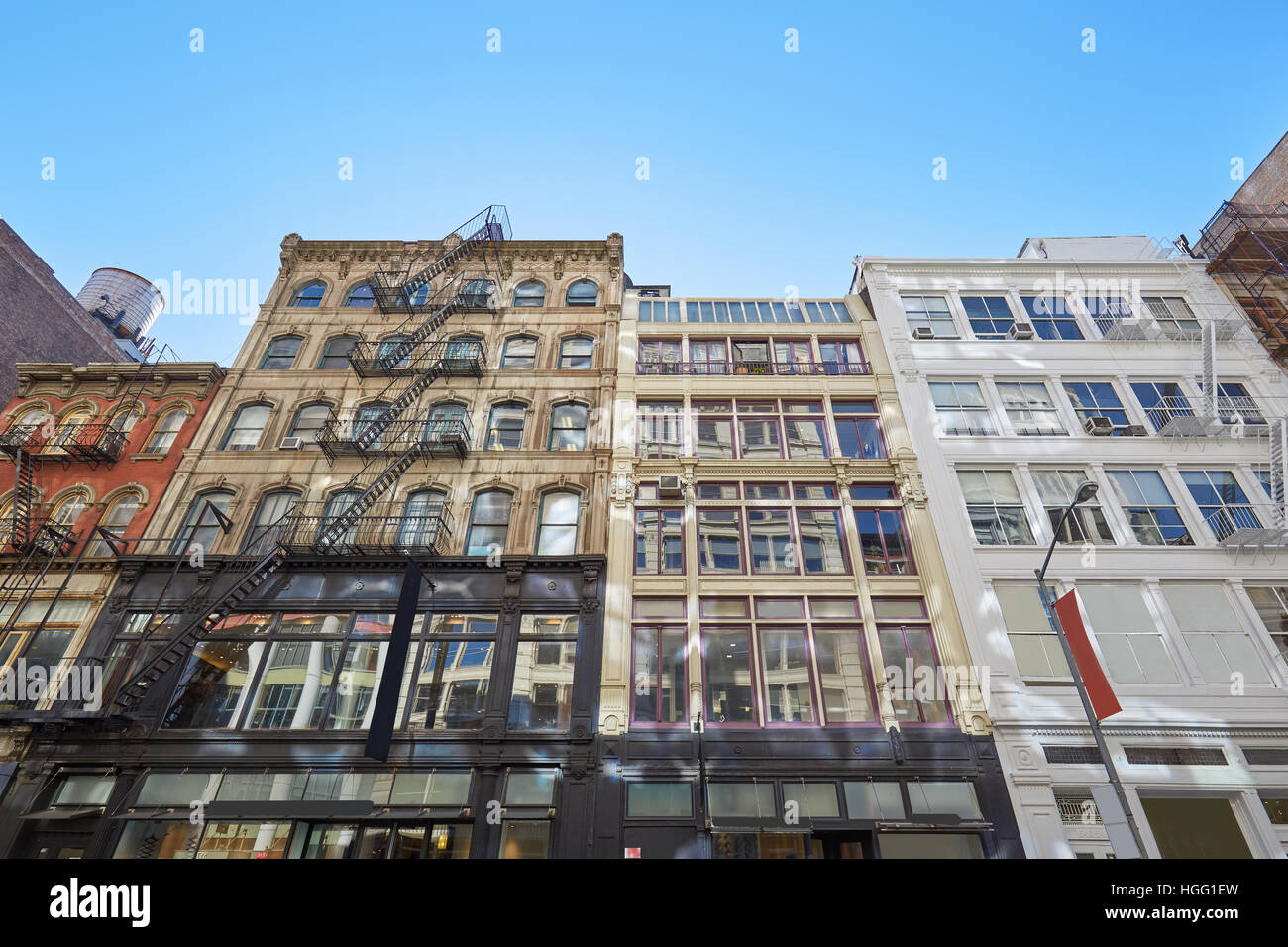 Gebäudefassaden mit Feuerleiter Treppen und Zisterne, Sonnenlicht in New York Stockfoto