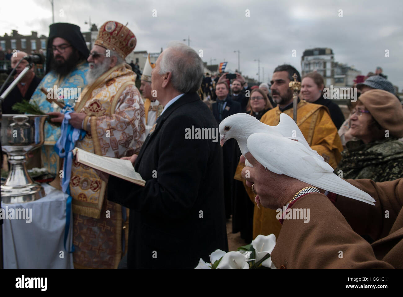 Die weiße Taube ist ein traditionelles Symbol für Liebe und Frieden. Die griechische Gemeinde in Margate Kent feiert den 6. Januar mit der Segenszeremonie. Die Taube kurz vor ihrer Freilassung. Ein christliches fest - Festtag zum Gedenken an den Besuch der Könige und die Taufe Jesu. England 2017 2010er Jahre UK HOMER SYKES Stockfoto Die weiße Taube ist ein traditionelles Symbol für Liebe und Frieden. Die griechische Gemeinde in Margate Kent feiert den 6. Januar mit der Segenszeremonie. Die Taube kurz vor ihrer Freilassung. Ein christliches fest - Festtag zum Gedenken an den Besuch der Könige und die Taufe Jesu. England 2017 2010er Jahre UK HOMER SYKES Stockfoto