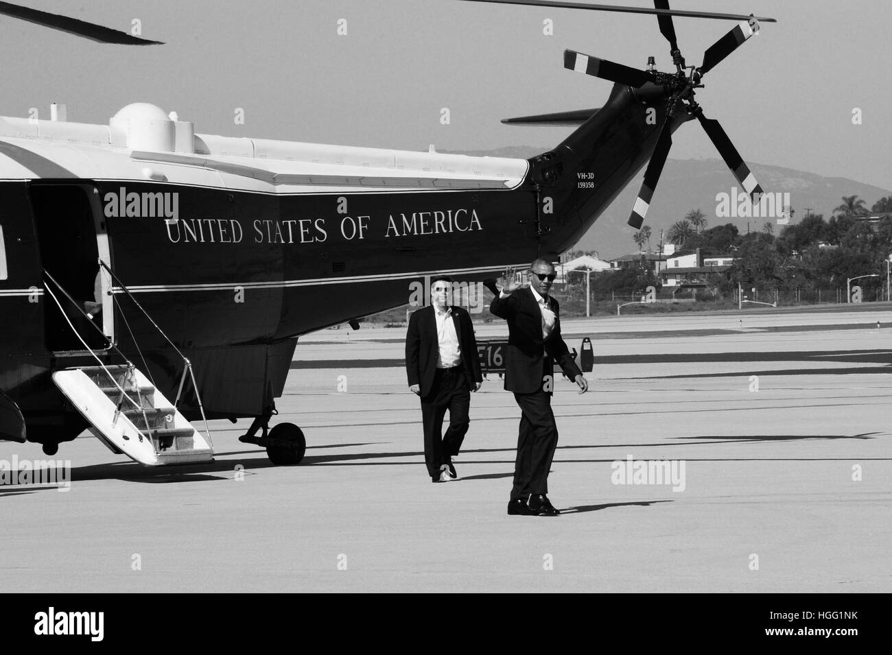 Präsident Barack Obama beendet Marine One "Blackhawk" der Presse am LAX Flughafen in Los Angeles, Kalifornien am 12. Februar 2016 winken. Stockfoto
