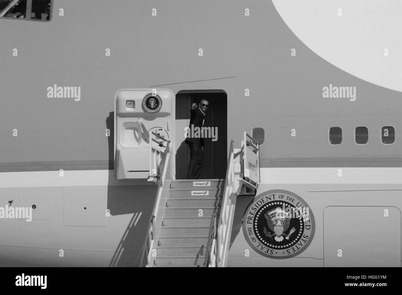 Präsident Barack Obama verlässt 12. Februar 2016 auf der Air Force One am LAX Flughafen in Los Angeles, Kalifornien. Stockfoto
