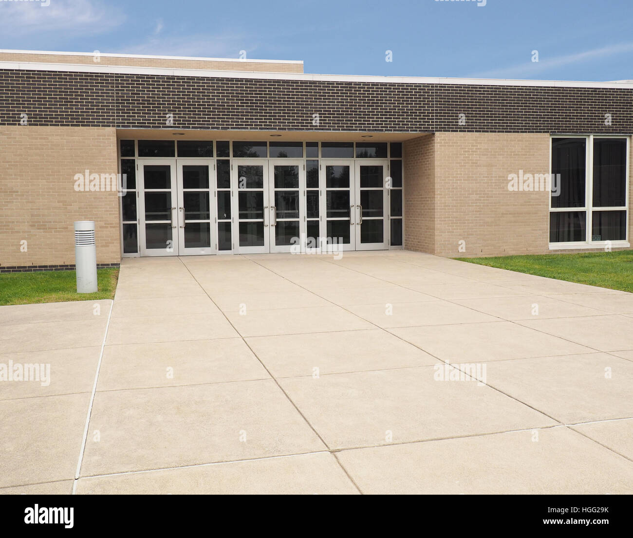 Haustüren für ein modernes Schulgebäude Stockfoto