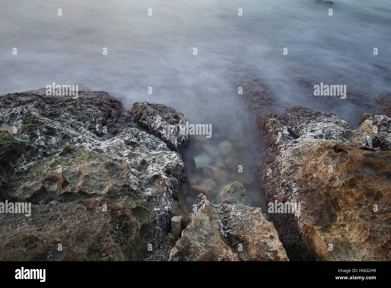 Küste des Meeres in einer Langzeitbelichtung geschossen Stockfoto