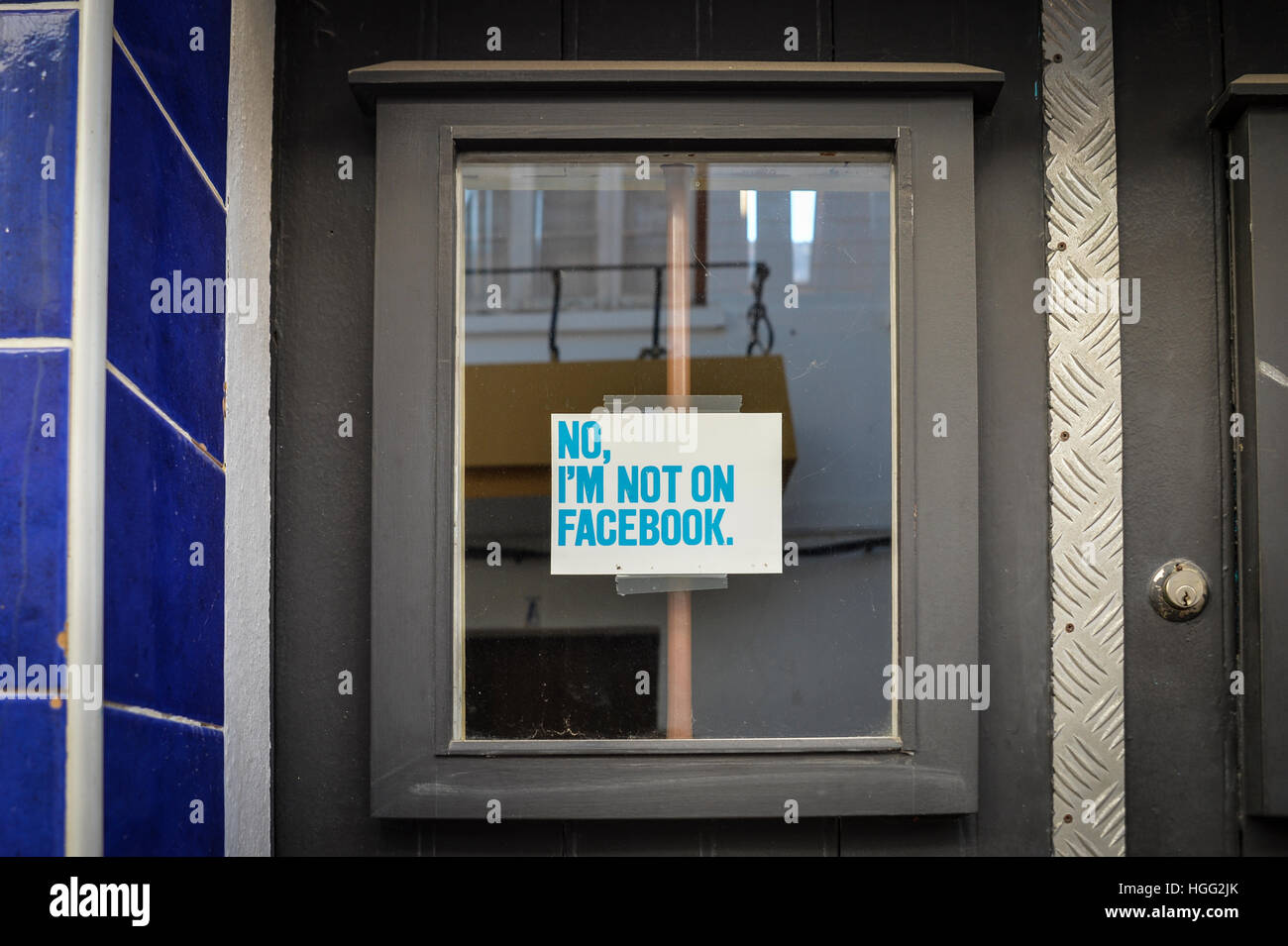 "Nein, ich bin nicht auf Facebook" Schild an einer Tür Stockfoto