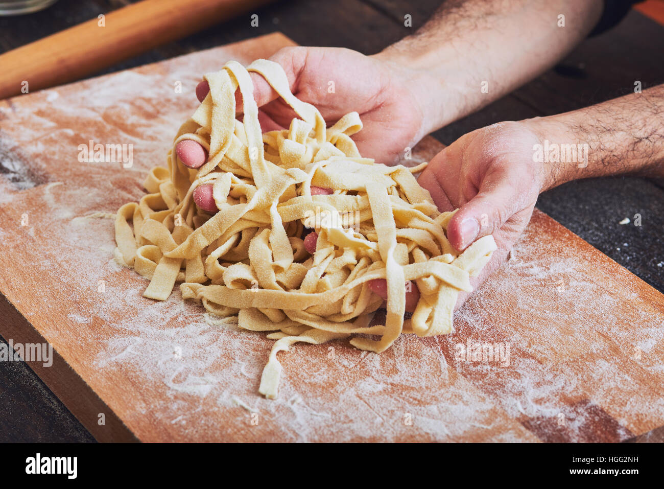 Männliche Hände nehmen handgemachte pasta Stockfoto