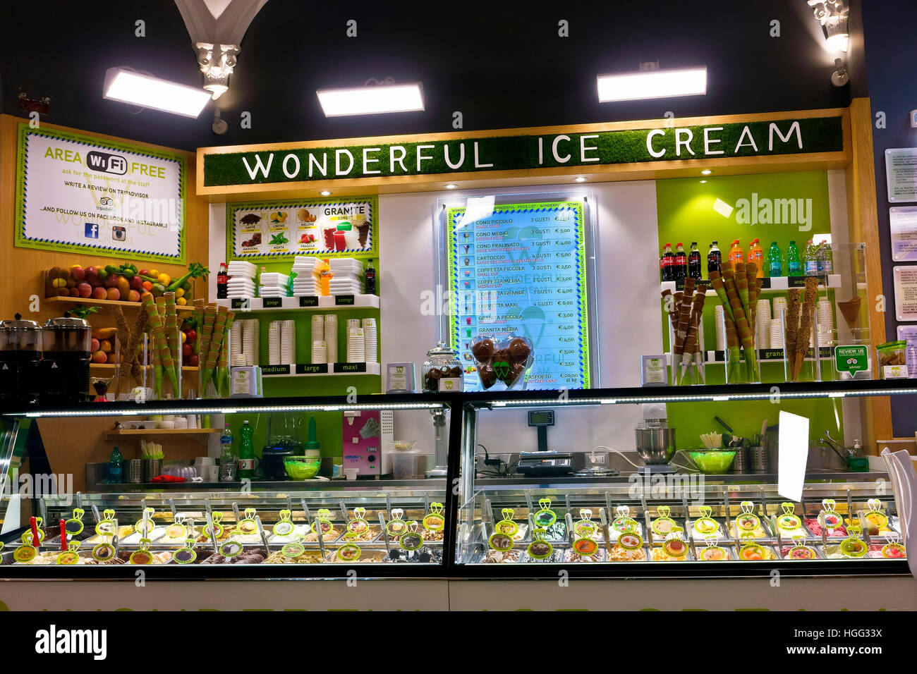 Ein italienisches Eisgeschäft, Geschäft in Rom. Italien, Europa, Europäische Union, EU. Stockfoto