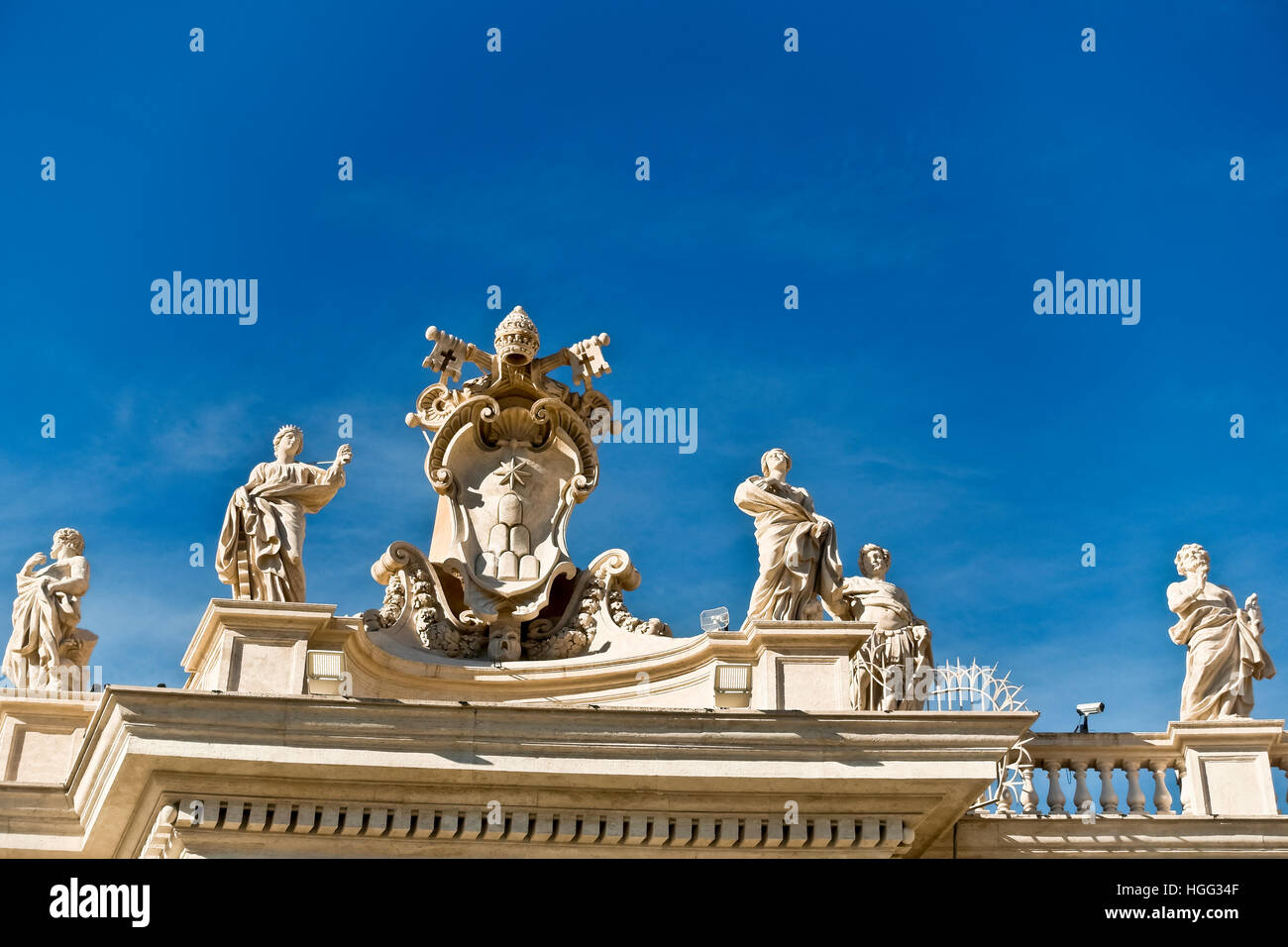 Petersplatz (Piazza San Pietro) Kolonnade, Wappen. Vatikanstadt, Rom, Italien, EU, Europa. UNESCO-Weltkulturerbe, Kopierraum Stockfoto