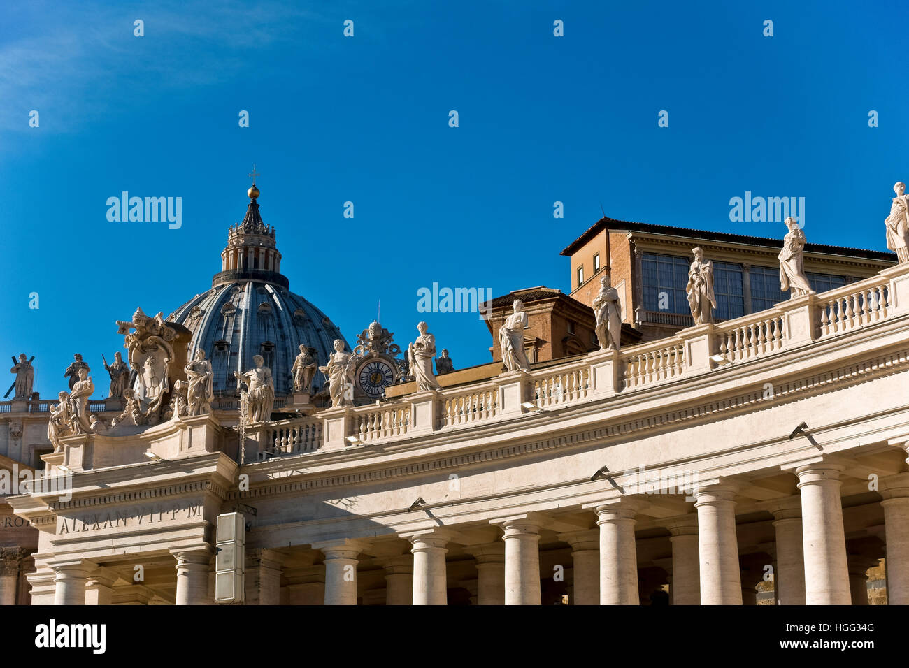 Sankt Peter Platz (Piazza San Pietro) Kolonnade, die Kuppel der Basilika, Apostolischen Palast (Palazzi Pinienhof). Vatikan-Stadt. UNESCO-Welterbe Stockfoto