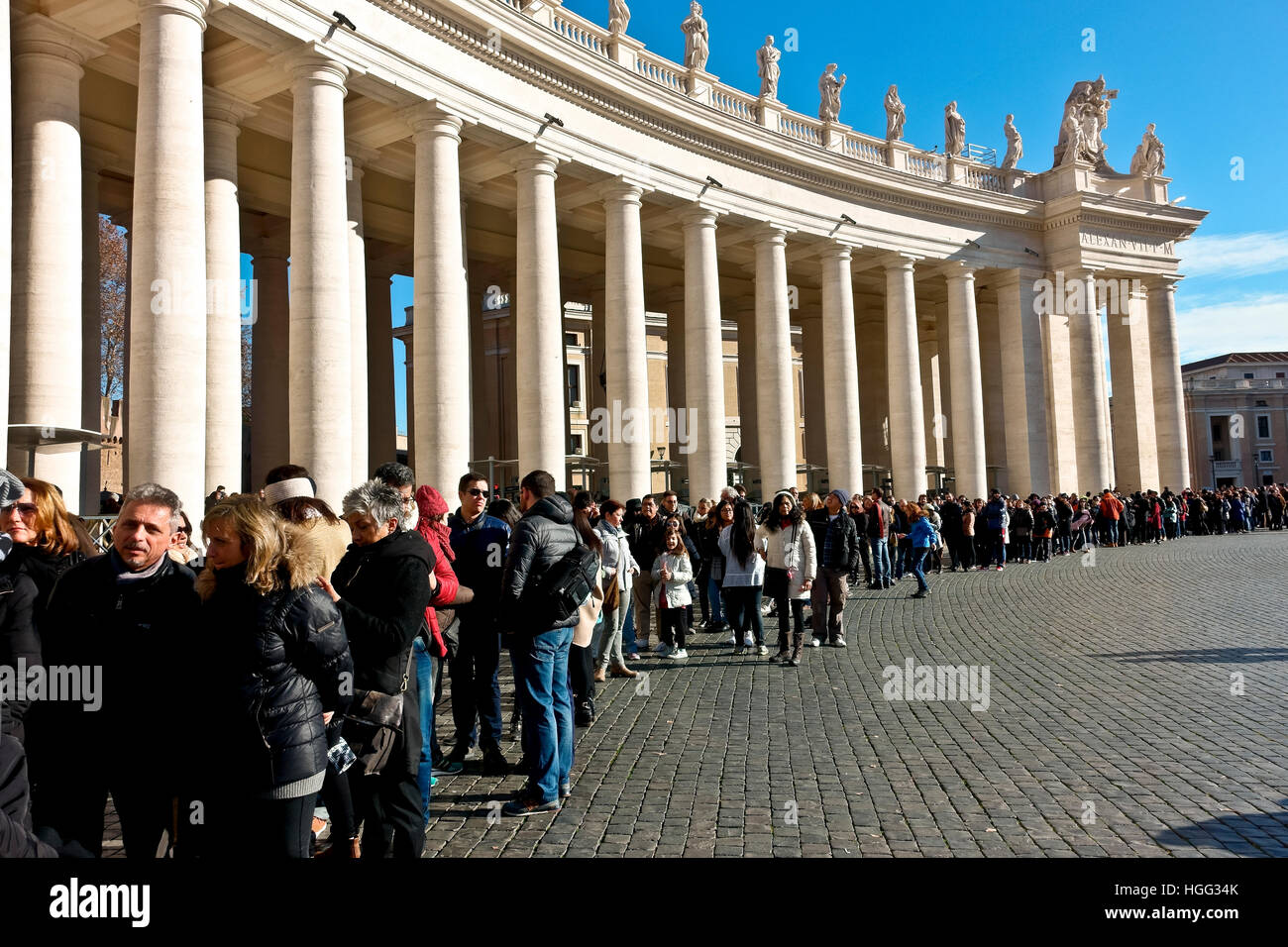 Touristen stehen Schlange, um in die Basilika auf dem Petersplatz zu gelangen. Rom, Italien, Europa, EU, Europäische Union. UNESCO-Weltkulturerbe Stockfoto