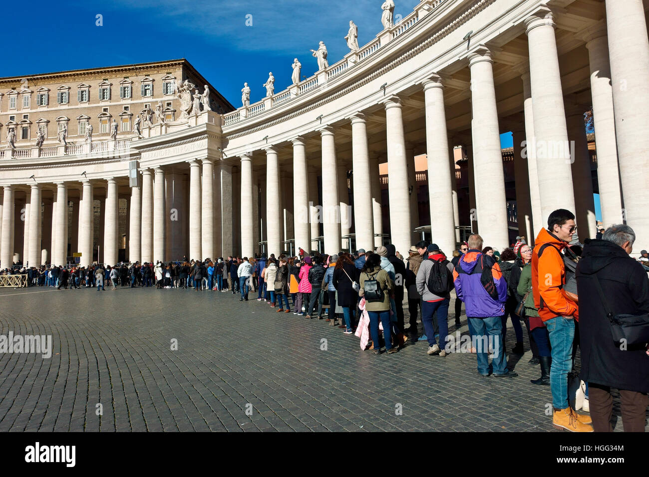 Touristen stehen Schlange, um in die Basilika auf dem Petersplatz zu gelangen. Rom, Italien, Europa, EU Europäische Union. UNESCO-Weltkulturerbe. Stockfoto