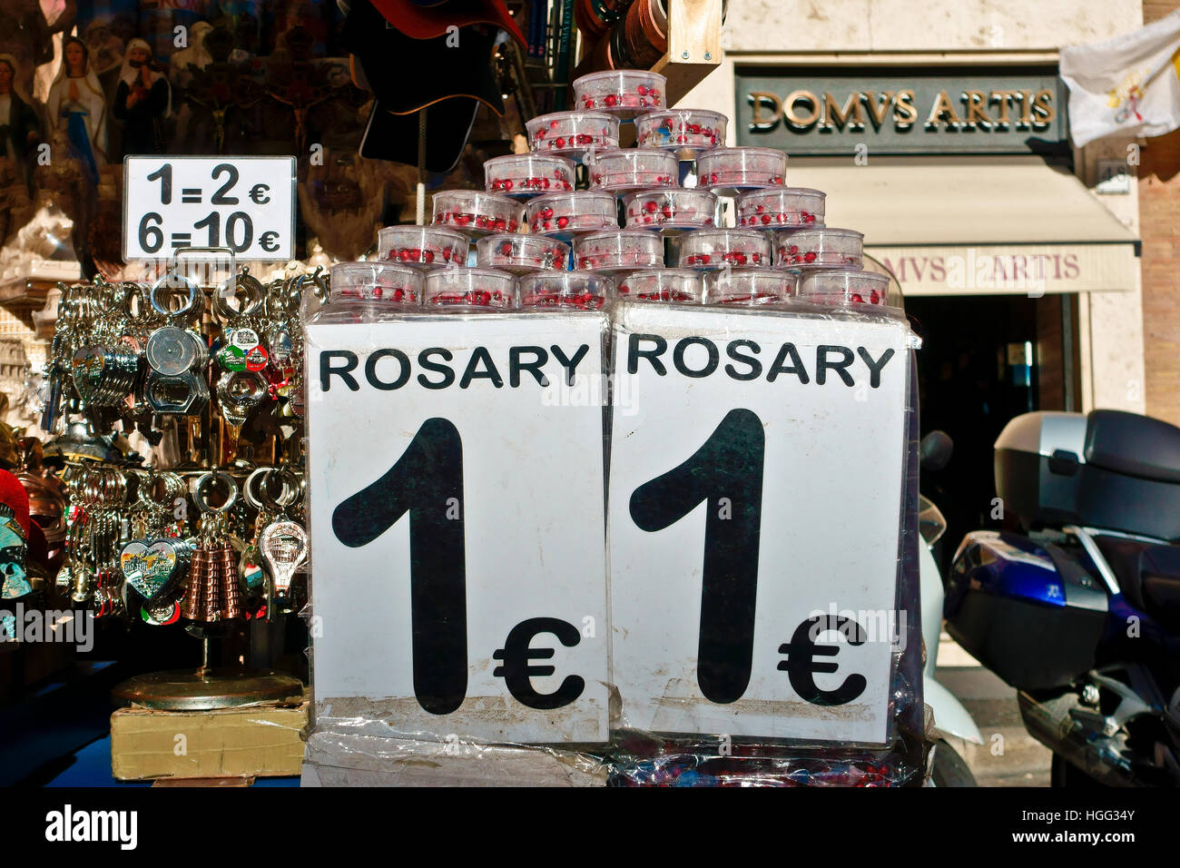 Souvenirstand mit Rosenkranz für 1 Euro Preisschild. Via della Conciliazione. Vatikanstadt, Rom, Italien, Europa, Europäische Union, EU. Stockfoto