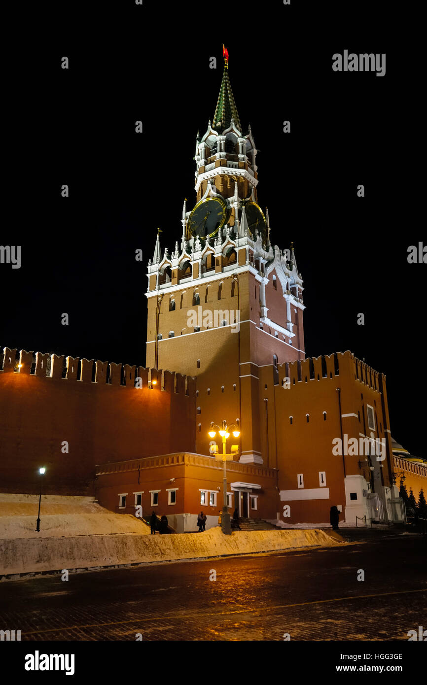 Nachtansicht der Spasski Turm des Moskauer Kremls im winter Stockfoto